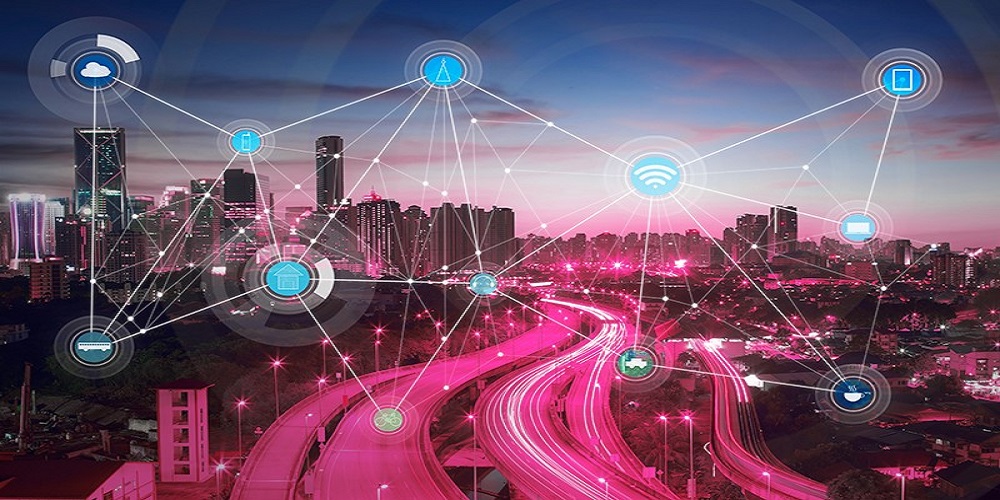 Stadt von oben mit pink eingefärbter Straße und Vernetzungen am Himmel zur Darstellung von IoT